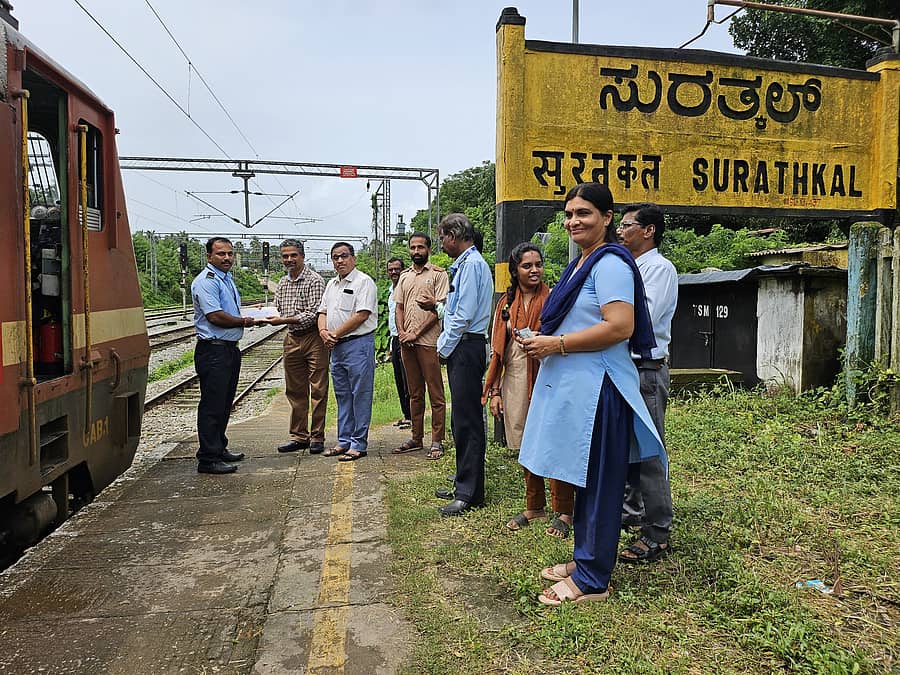 <div class="paragraphs"><p>ಹಿರಿಯ ಪ್ರಾದೇಶಿಕ ಸಂಚಾರ ವ್ಯವಸ್ಥಾಪಕ ದಿಲೀಪ್ ಭಟ್, ಹಾಗೂ ಮುಖ್ಯ ಲೊಕೊ ಪೈಲಟ್ ಇನ್ಸ್ಪೆಕ್ಟರ್ ಬಿನು ಕೆ. ಅವರು ಪುರುಷೋತ್ತಮ ಹಾಗೂ ಮಂಜುನಾಥ ನಾಯ್ಕ್ ಅವರಿಗೆ ನಗದು ಬಹುಮಾನವನ್ನು ಸುರತ್ಕಲ್ ರೈಲು ನಿಲ್ದಾಣದಲ್ಲಿ ಹಸ್ತಾಂತರಿಸಿದರು.</p></div>